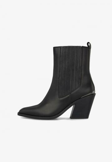 Полусапожки на высоком каблуке