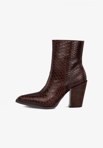 Полусапожки на высоком каблуке