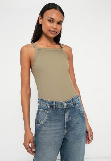 Короткие джинсы