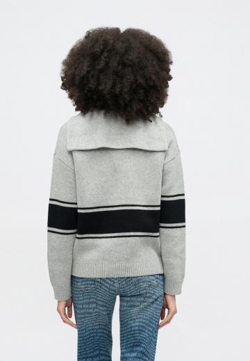 Пуловер с вырезом V