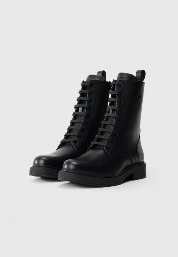 Ботинки на шнуровке