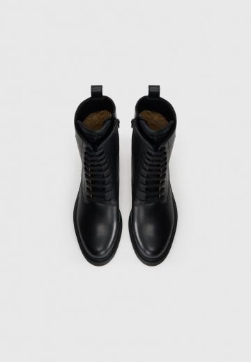 Ботинки на шнуровке