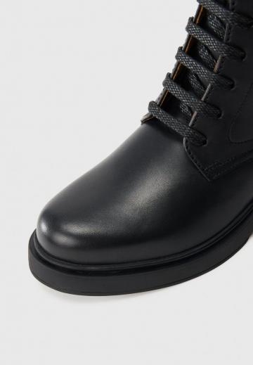 Ботинки на шнуровке