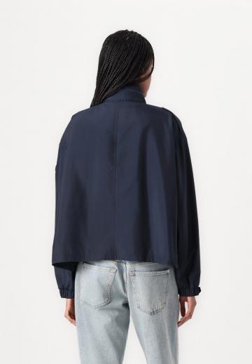 Куртка с накладнымит карманами