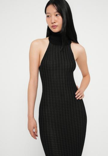 Вязаное платье