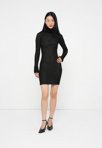 Вязаное платье