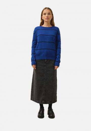 Пуловер в полоску