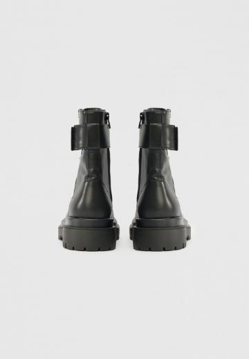 Ботинки на шнуровке