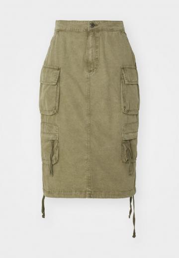 Юбка с накладными карманами