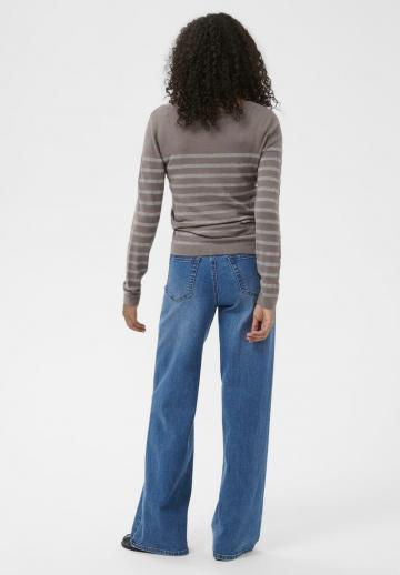 Пуловер в полоску