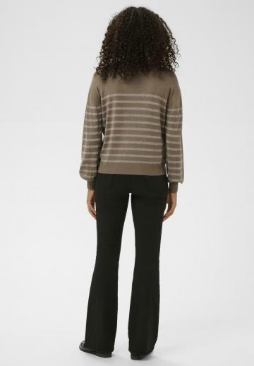Пуловер в полоску