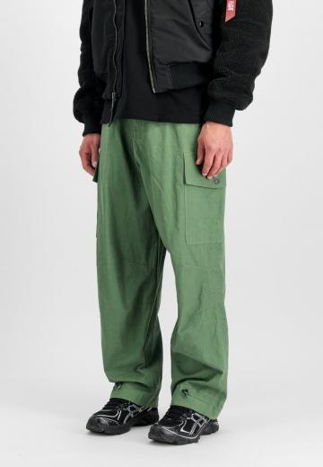 Брюки с накладными карманами