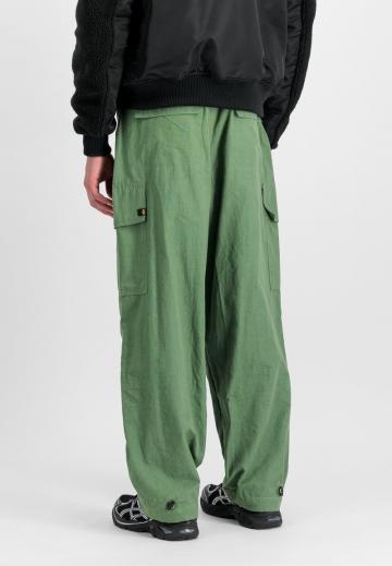 Брюки с накладными карманами