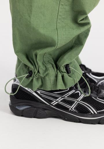 Брюки с накладными карманами