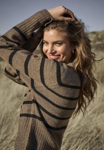 Пуловер в полоску