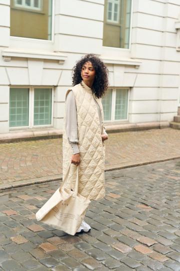 Длинный жилет