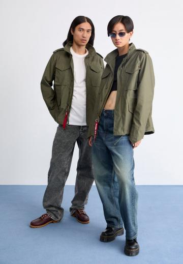 Куртка с накладнымит карманами