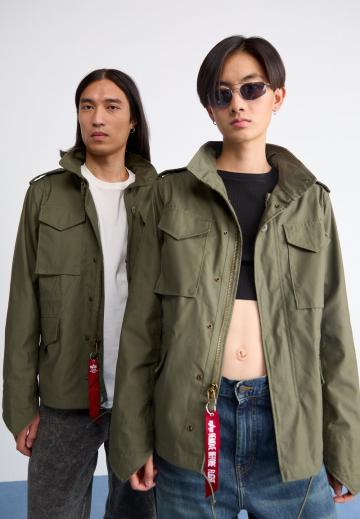 Куртка с накладнымит карманами