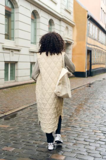 Длинный жилет