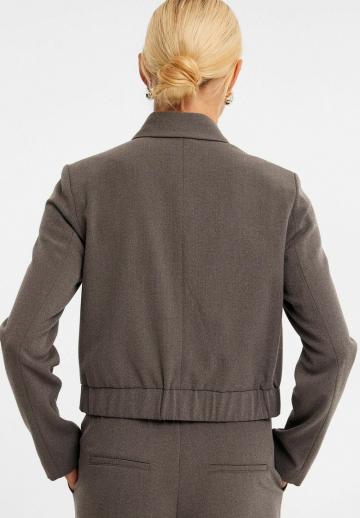 Куртка с накладнымит карманами