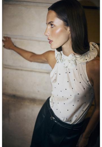 Блузка без рукавов