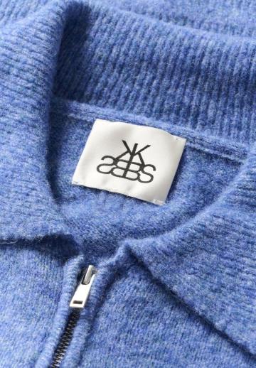 Пуловер с вырезом V