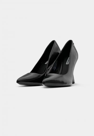 Туфли на высоком каблуке