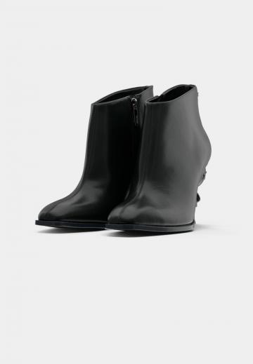 Полусапожки на высоком каблуке