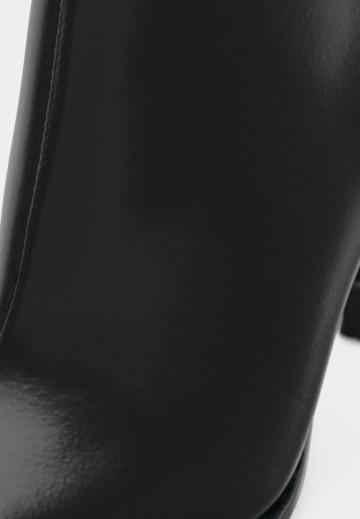 Полусапожки на высоком каблуке