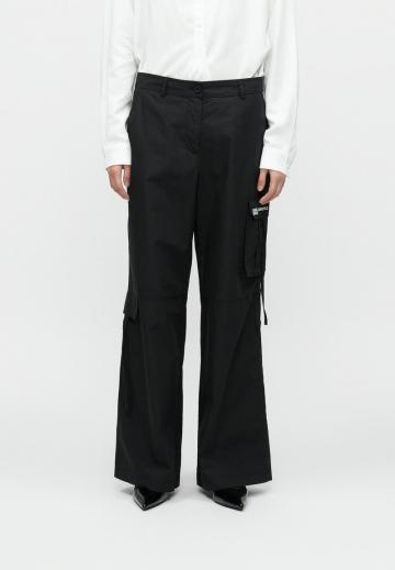 Брюки с накладными карманами