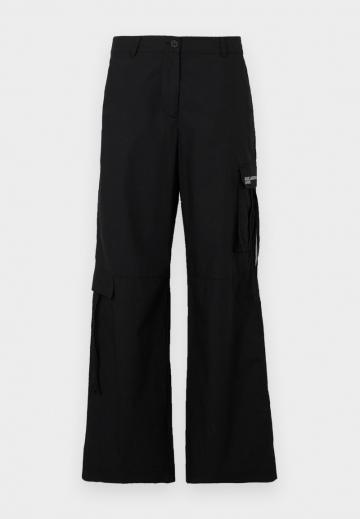 Брюки с накладными карманами