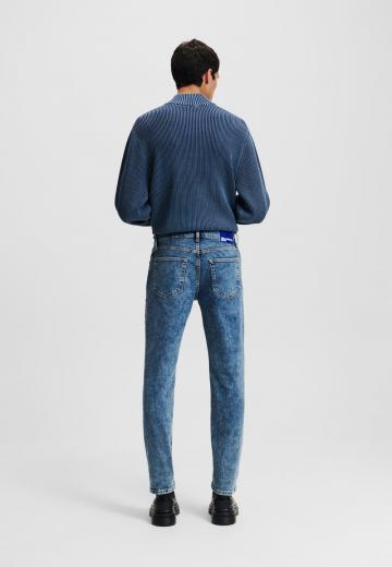 Узкие джинсы