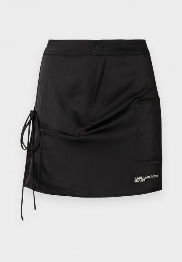 Юбка с накладными карманами