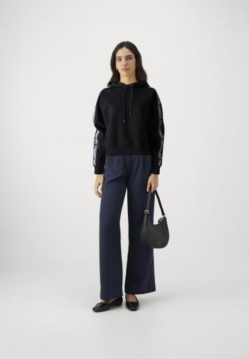 Пуловер с капюшоном