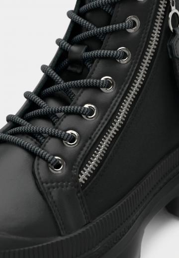 Ботинки на шнуровке