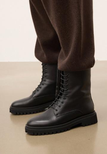 Ботинки на шнуровке
