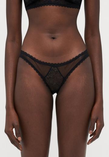 Трусы на бедрах