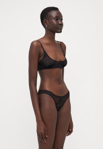 Трусы на бедрах