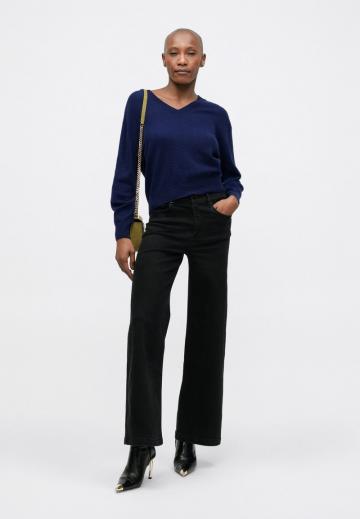 Пуловер с вырезом V