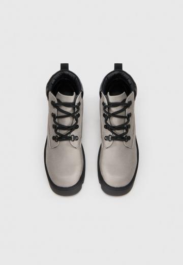 Ботинки на шнуровке