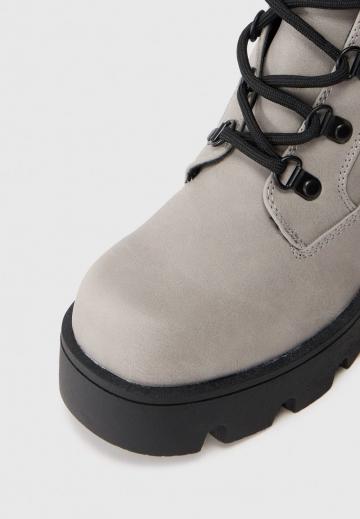 Ботинки на шнуровке