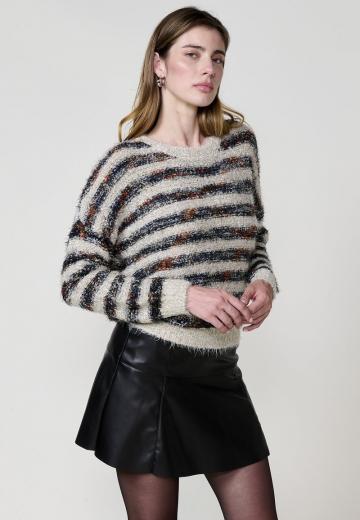 Пуловер в полоску