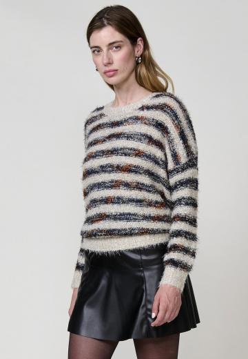 Пуловер в полоску