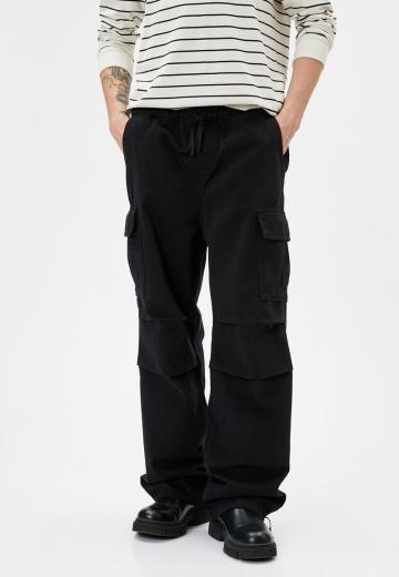 Брюки с накладными карманами