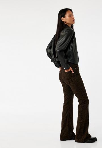 Клешеные джинсы