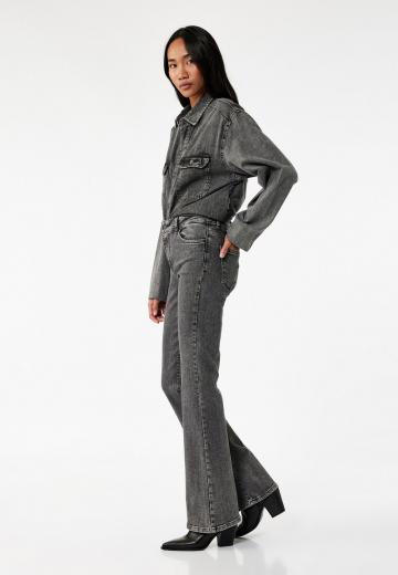 Клешеные джинсы