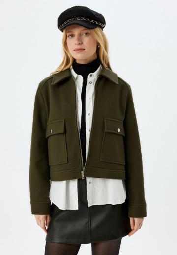 Куртка с накладнымит карманами