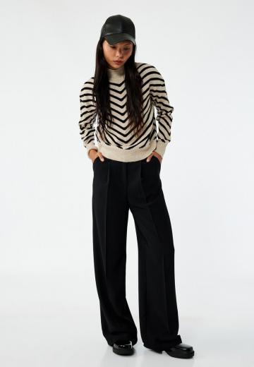 Пуловер в полоску