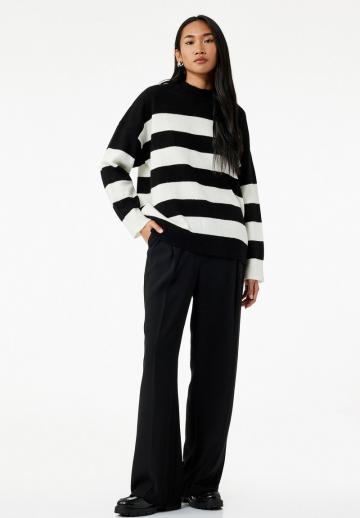 Пуловер в полоску