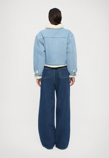 Джинсовая куртка